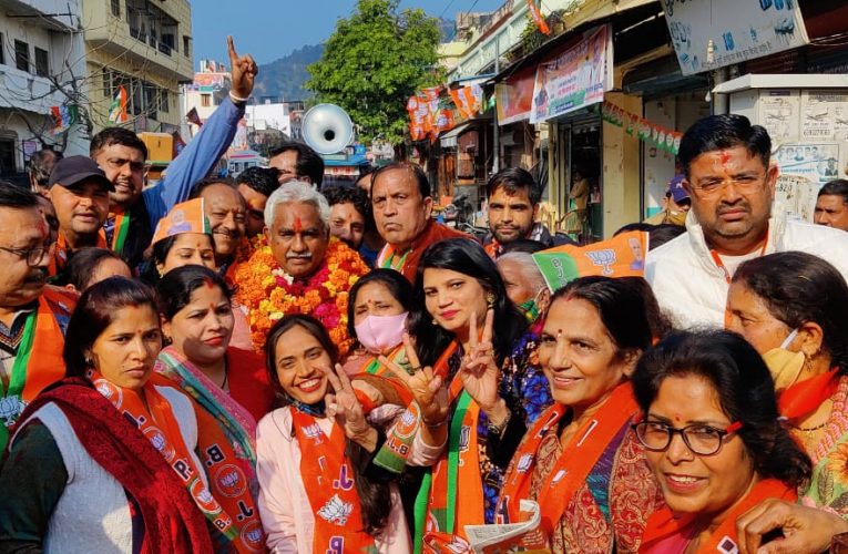 हरिद्वार भाजपा प्रत्याशी मदन कौशिक का जोरदार स्वागत, खुलकर शहरवासियों ने दिया समर्थन, कहा शहर और प्रदेश में भाजपा की होगी प्रचंड जीत