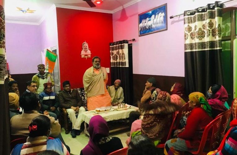हरिद्वार ग्रामीण भाजपा प्रत्याशी स्वामी यतीश्वरानंद ने जनसंपर्क कर मांगे वोट, कहा क्षेत्र में सरकार की सभी योजनाओं को धरातल पर उतारा गया