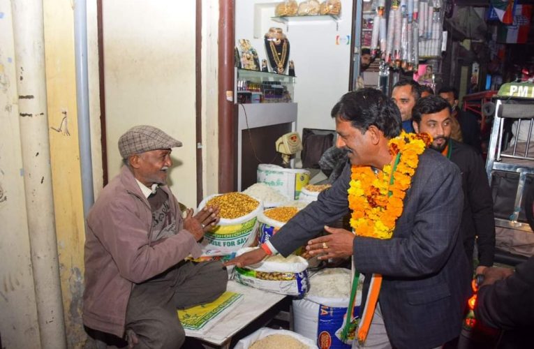 रानीपुर कांग्रेस प्रत्याशी राजबीर चौहान को टिहरी विस्थापित, सुभाष नगर और निर्मल बस्ती में मिला समर्थन, कहा विधायक ने विकास के नाम पर छलने का काम किया