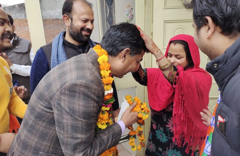 रानीपुर भाजपा प्रत्याशी आदेश चौहान ने डोर टू डोर किया जनसंपर्क, कहा मेडिकल कॉलेज खोलने पर स्वास्थ्य के साथ-साथ रोजगार भी मिलेगा