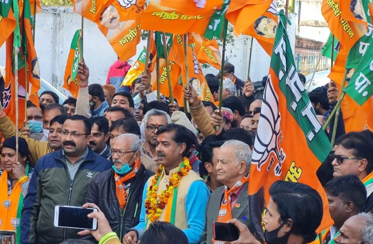 रानीपुर भाजपा प्रत्याशी आदेश चौहान ने भेल श्रमिकों से मांगे वोट, कहा श्रमिकों के हितों को ध्यान में रखकर भाजपा सरकार कर रही कार्य