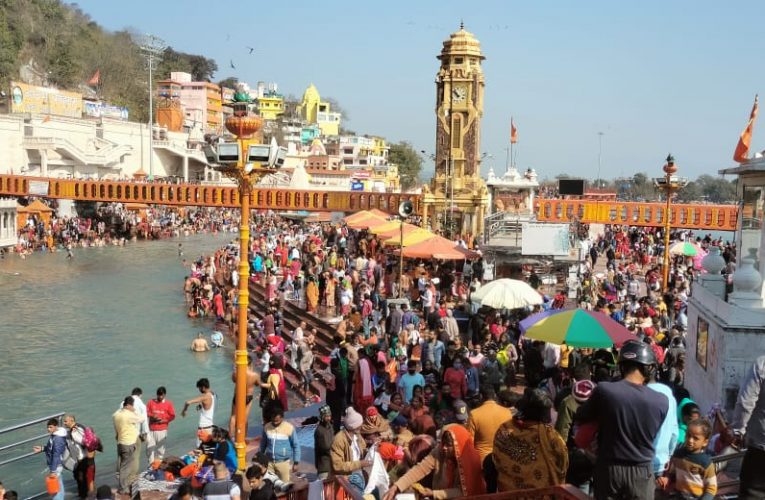 माघ पूर्णिमा के अवसर पर धर्मनगरी में उमड़ा आस्था का सैलाब, हजारों श्रद्धालुओं ने लगाई गंगा में डुबकी