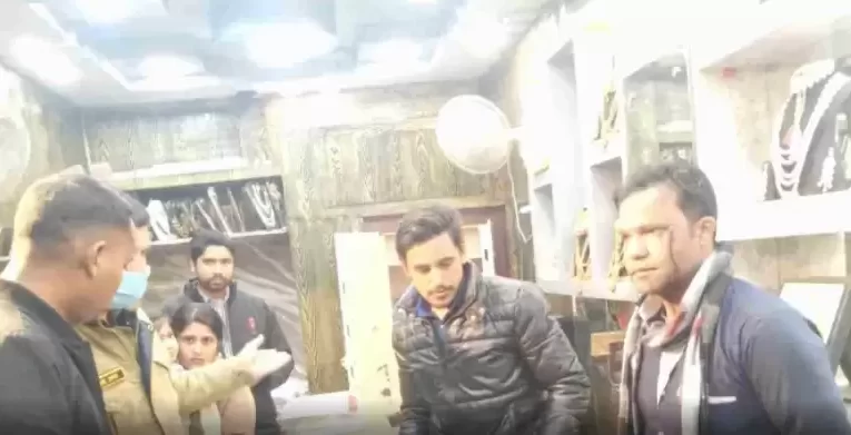 ग्राहक बनकर ज्वेलर्स की दुकान में घुसे बदमाश, तमंचा दिखाकर लूटी नगदी और जेवरात, बदमाशों की धरपकड़ के लिए जगह जगह चेकिंग
