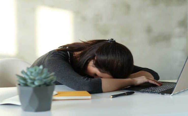 हर वक्त थके-थके रहते हैं जो जानिए थकान का कारण और इन 5 फूड्स से करें उपचार