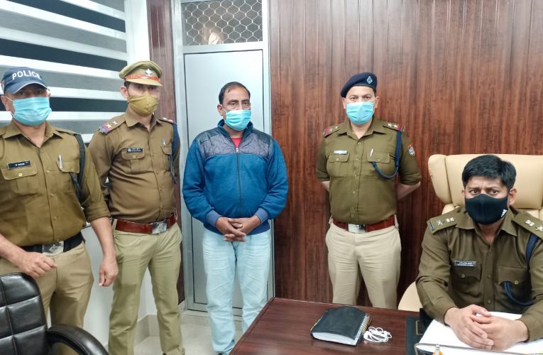 छोटे भाई की हत्या में फरार आरोपी को पुलिस ने किया गिरफ्तार, हत्‍या में प्रयोग किया गया चाकू गन्ने के खेत से बरामद