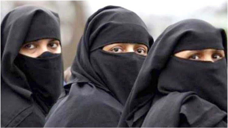 हिजाब पहनकर मतदान करने पहुंची महिला को लेकर हंगामा, बूथ पर भाजपा कार्यकर्ता ने जताई आपत्ति