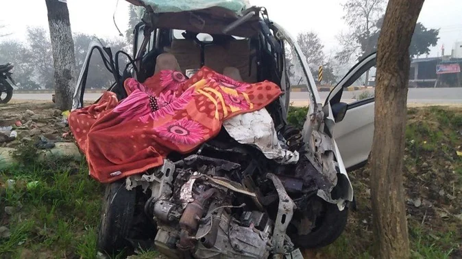 बड़ा सड़क हादसा: कंटेनर से टकराई कार, दो बच्चों समेत छह लोगों की मौत