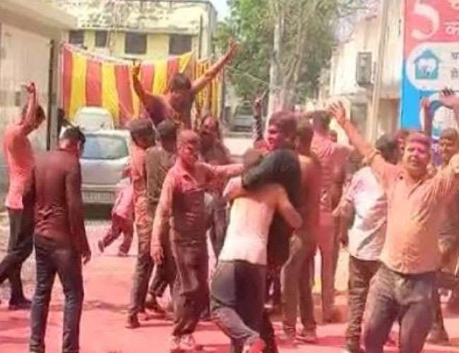 रुड़की में पुलिस ने मनाई होली, खूब उड़ा अबीर-गुलाल, ढोल की थाप पर जमकर नाचे वर्दी वाले