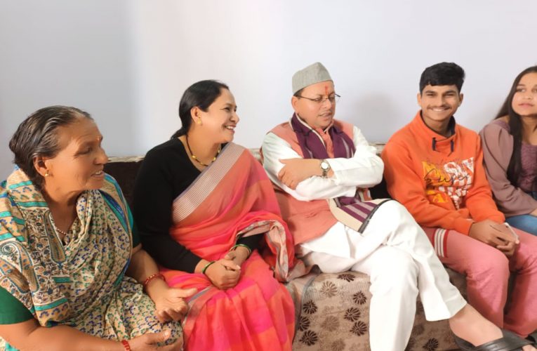 यूक्रेन में फंसे छात्रों के घर पहुंचे सीएम पुष्कर सिंह धामी, जल्द वापसी का दिया भरोसा