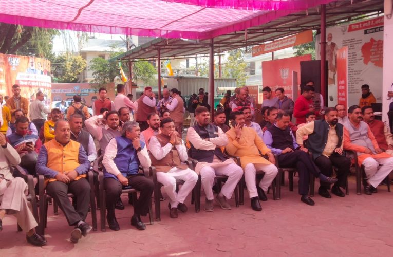 उत्तराखंड भाजपा कार्यालय में शुरू हुआ जश्न, कार्यकर्ताओं ने उड़ाया गुलाल, जमकर खेली होली