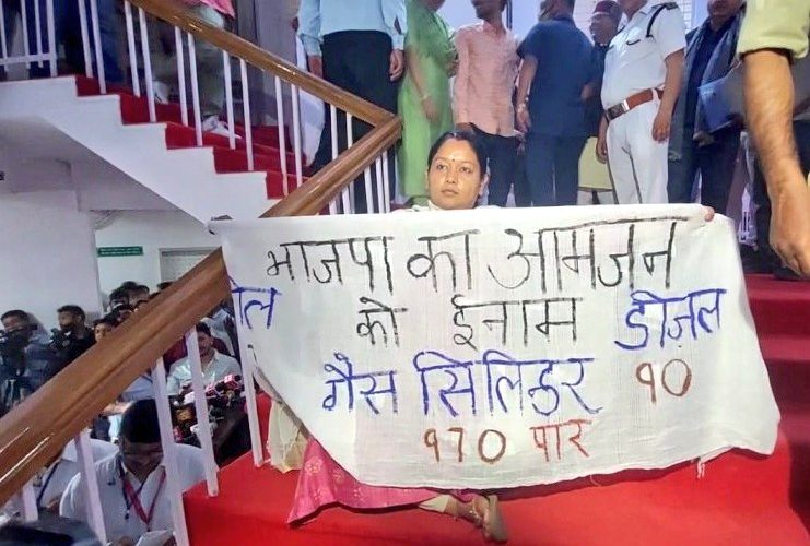 हरिद्वार ग्रामीण विधायक अनुपमा रावत विधानसभा सदन के बाहर महंगाई के विरोध में धरने पर बैठी, बोलीं – महंगाई रोकने में भाजपा सरकार विफल