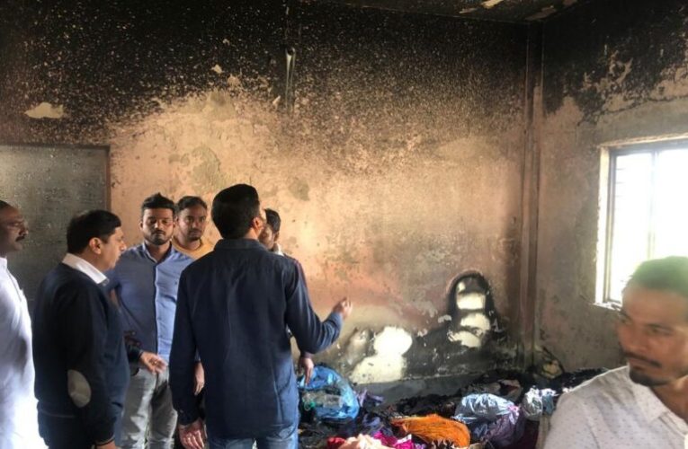 कपड़ों के गोदाम में आग लगने से लाखों रुपए का माल जलकर हुआ राख, दमकल की टीम ने आग पर पाया काबू, शहर विधायक प्रदीप बत्रा ने कहा प्रदान की जाएगी सहायता