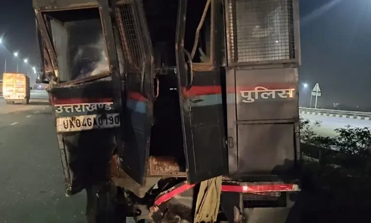 ट्रक की टक्कर से उत्तराखंड पुलिस की गाड़ी डिवाइडर से टकराई, हादसे में एक सिपाही की मौत, एसआई और कैदी समेत सात लोग घायल, मचा हड़कंप