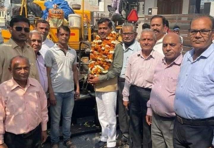 रानीपुर क्षेत्र का और तेजी से विकास कराया जाएगा, विधायक आदेश चौहान ने सड़क निर्माण का कार्य शुरू कराया