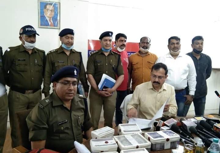 घरों के ताले तोड़कर चोरी करने वाले गिरोह के तीन चोर गिरफ्तार, डीआईजी ने चोरी की घटना का खुलासा किया