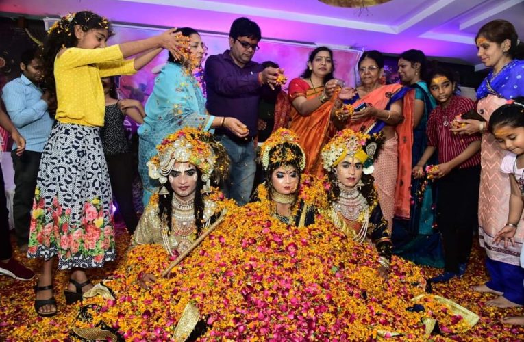 समर्पण संगठन का होली मिलन समारोह, कार्यक्रम में राधा-कृष्ण की भव्य झांकी का प्रदर्शन किया गया