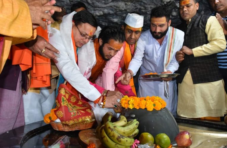 मुख्यमंत्री पुष्कर सिंह धामी ने टपकेश्वर मंदिर पहुंचकर की पूजा-अर्चना, प्रदेश की खुशहाली के लिए कामना की