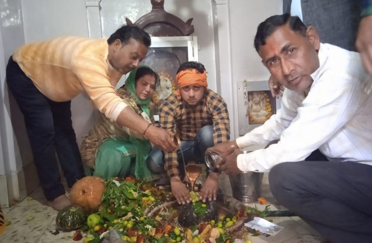 प्राचीन शिव मंदिर चौली शहाबुद्दीनपुर में सैकड़ों श्रद्धालुओं ने किया भगवान शिव का जलाभिषेक, मंदिर परिसर में किया गया मेले का आयोजन