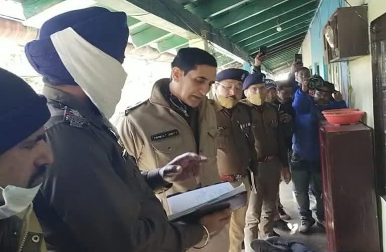 युवक का शव मिलने से फैली सनसनी, सीने में लगी है तीन गोली, मौके पर पहुंची पुलिस जांच में जुटी
