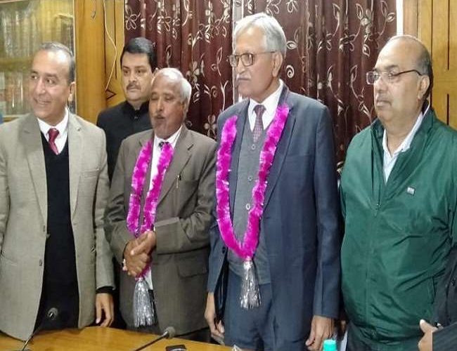 उत्तराखंड बार काउंसिल के चेयरमैन बने देहरादून के मनमोहन, उत्तराखंड बार काउंसिल सभागार में अध्यक्ष उपाध्यक्ष व नौ समितियों के सदस्य पदों के लिए मतदान हुआ