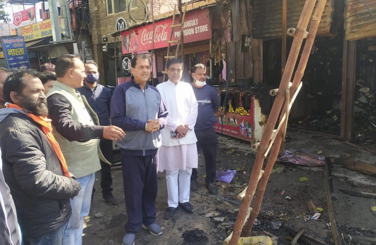 कृषि उत्पादन मंडी समिति के बाहर तीन दुकानों में लगी आग, लाखों रुपए का सामान जलकर खाक, पीड़ित दुकानदारों ने साजिश की आशंका जताई