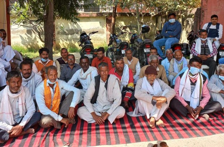 उप जिलाधिकारी के कार्यालय पर ग्रामीणों ने मांगों को लेकर शुरू किया धरना, विधानसभा चुनाव का किया था बहिष्कार, कहा आजादी के बाद एक भी नहीं बना पक्का मार्ग