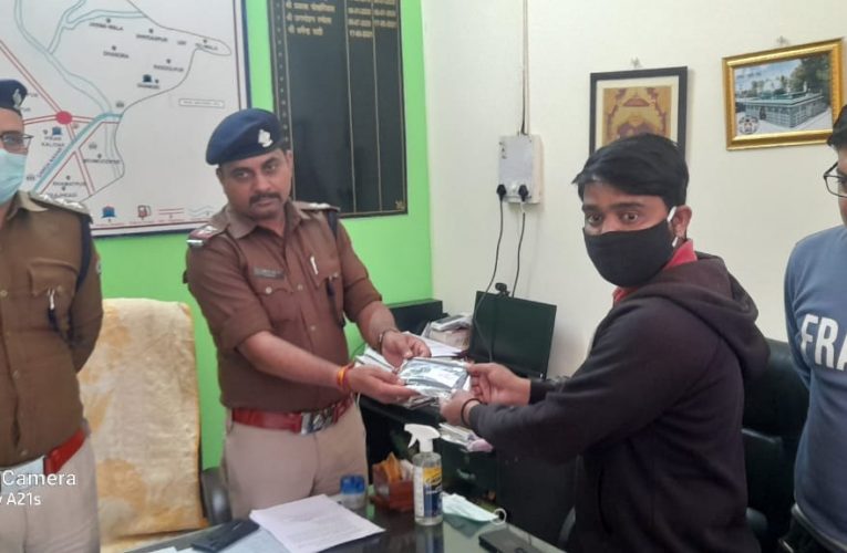 चार लाख रुपये की कीमत के 25 मोबाइल फोन को मोबाइल स्वामियों को लौटाए गए, मोबाइल पाने वालों के खिल उठे चेहरे