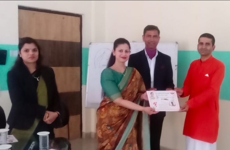 योगाचार्य अर्चना ने अंतर्राष्ट्रीय महिला दिवस पर तनाव से बचने के दिए टिप्स, महिलाओं को सम्मान-पत्र देकर किया गया सम्मानित