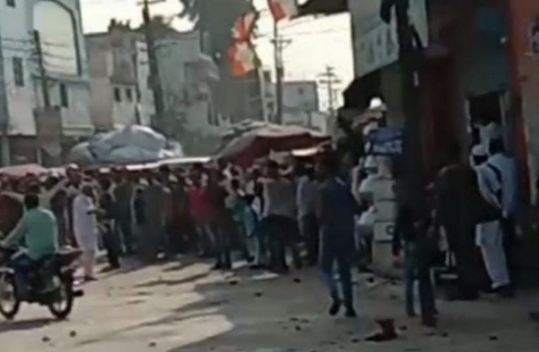मंगलौर में बसपा-कांग्रेस कार्यकर्ता भिड़े, हुआ पथराव, पुलिस ने लाठियां फटकार कर भीड़ को किया तितर-बितर