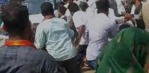भाजपा कार्यकर्ताओं पर विधायक ने चढ़ाई एसयूवी कार, गुस्साई भीड़ ने दौड़ा-दौड़ा कर पीटा, पांच की हालत नाजुक
