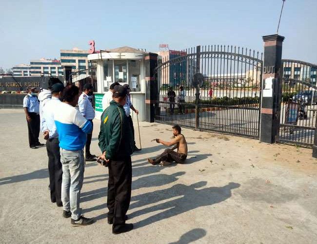 अर्धनग्न अवस्था में मानसिक विक्षिप्त ने एम्स में काटा हंगामा, गमले तोड़े, वाहनों से की तोड़फोड़, जमकर मचाया उपद्रव