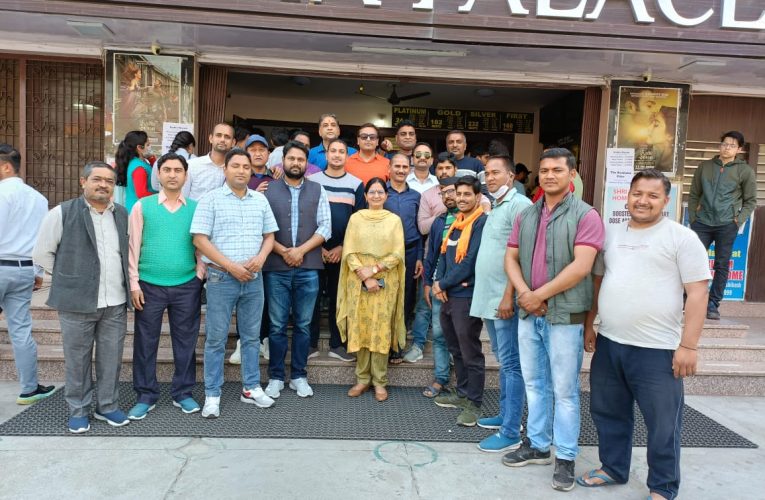 ‘द कश्मीर फाइल्स’ फिल्म देखकर भावुक हुई महापौर, शहरवासियों से की ऐतिहासिक फिल्म देखने की अपील