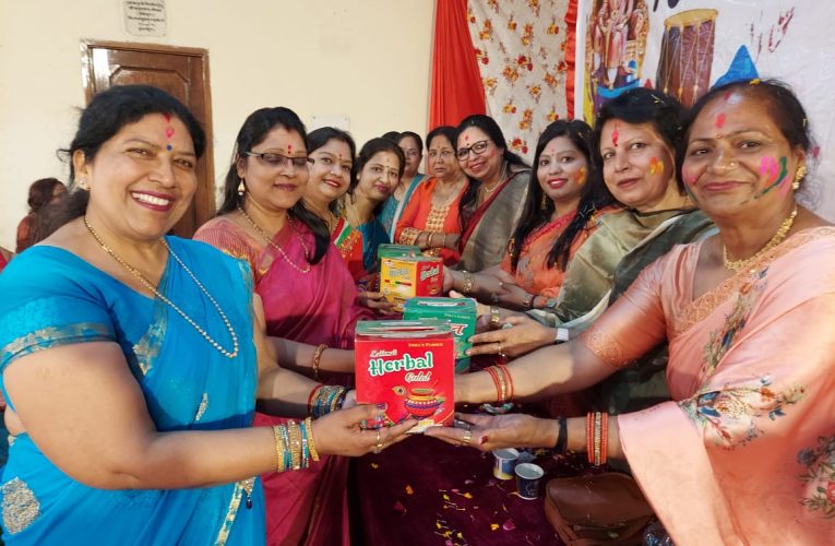 अग्रवाल सभा महिला विंग की ओर से होली मिलन कार्यक्रम का आयोजन, महिलाओं ने खूब की मौज-मस्ती