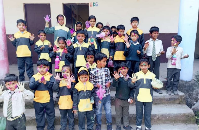 शिक्षानगरी में रंगों से सराबोर होकर घरों को लौटे बच्चे, बच्चे ज्यादा खरीद रहे हैं कॉर्टून कैरेक्टर की पिचकारियां
