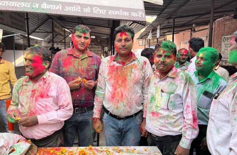भगवानपुर में अधिवक्ताओं ने फूलों की होली खेली, गले मिलकर दी बधाई, आपसी सौहार्द के साथ मनाने की अपील की गई