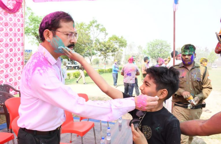 होली पर अधिकारी व पुलिसकर्मी रंग से हुए सराबोर, पुलिस लाइन, कोतवाली व थानों में रंग, उड़ा अबीर-गुलाल, फिल्मी गीतों पर झूमकर नाचे पुलिसकर्मी