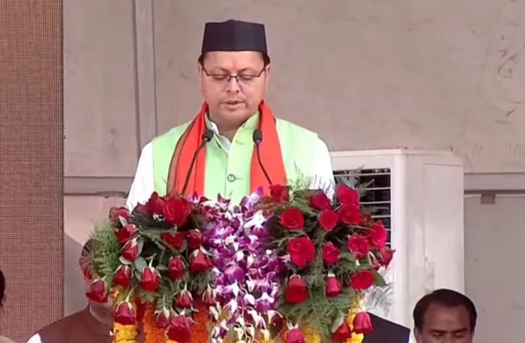 पुष्कर सिंह धामी ने ली मुख्यमंत्री पद की शपथ, प्रेम चंद अग्रवाल ने संस्कृत में ली शपथ, संतों ने तालियां बजाकर किया स्वागत