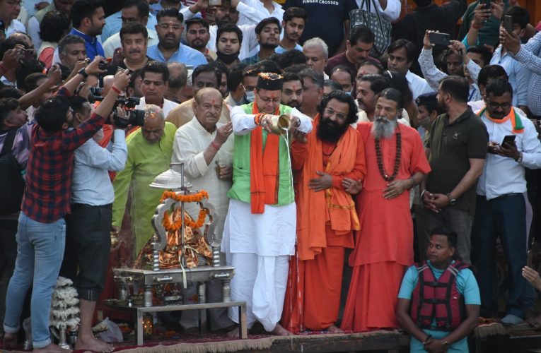 मुख्यमंत्री पुष्कर सिंह धामी ने हरकी पैड़ी पहुंचकर किया गंगा पूजन, कहा भाजपा ने जो भी संकल्प लिए हैं वो पूरे किए जाएंगे