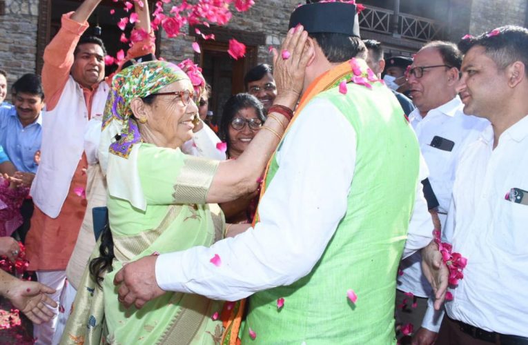 सीएम पुष्कर सिंह धामी की मां बोलीं – आज मैं बहुत खुश हूं, अब पांच साल में प्रदेश को मिलेगी और तरक्की