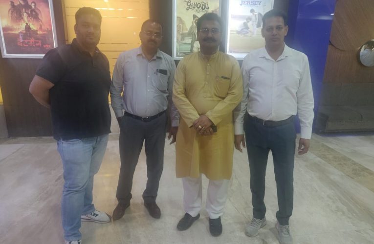 भाजपा नेता देवी सिंह राणा ने समर्थकों संग देखी द कश्मीर फाइल्स’ फ़िल्म, कहा ये फिल्म एक शाश्वत सच्चाई है, वहां नरसंहार हुए उनकी एक अंश हैं