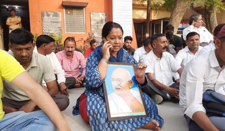 श्यामपुर थाने में समर्थकों संग धरने पर बैठी विधायक अनुपमा रावत, कहा भाजपा के दबाव में काम कर रही हैं पुलिस