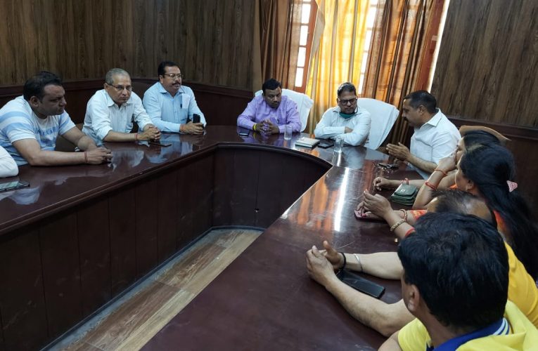 नगर निगम सभागृह में मेयर ने अधिकारियों एवं पार्षदों संग बैठक कर नगर के विकास कार्यों को गति देने पर किया विचार-विमर्श
