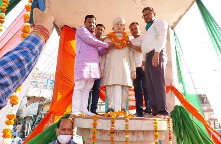 मालवीय चौक का सौंदर्यकरण कर मदन मोहन मालवीय की प्रतिमा पर माल्यार्पण, स्वच्छता की ली शपथ