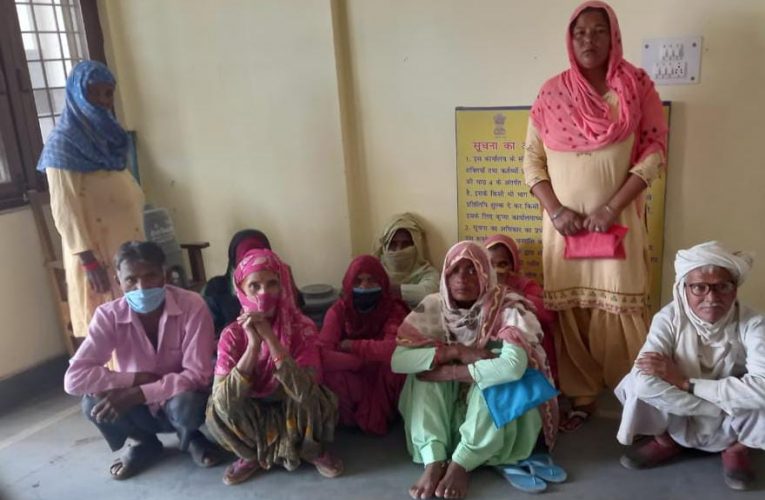 भगवानपुर बीडीओ कार्यालय पर महिलाओं ने मनरेगा की मजदूरी न मिलने पर किया धरना-प्रदर्शन, कहा एक साल पहले किए गए काम की अबतक नहीं मिली मजदूरी