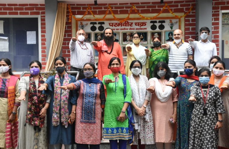 51000 की धनराशि देश के वीर सैनिकों के लिए सैनिक कल्याण कोष में समर्पित
