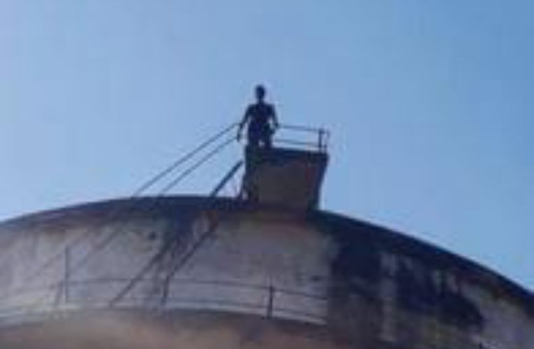नशे में धुत युवक टंकी पर चढ़ा, नौकरी देने की मांग पर अड़ा, तीन घंटे बाद पुलिस ने हिरासत में लिया
