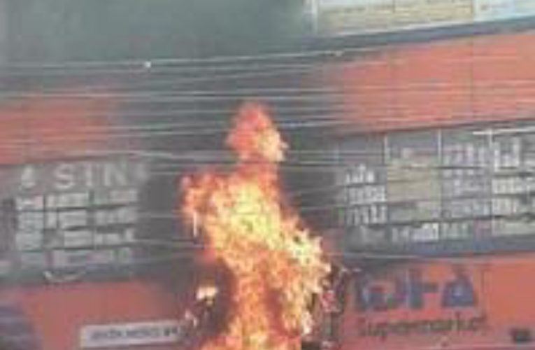 स्टोर में अचानकर आग लगने से मच गई अफरा-तफरी, जान बचाने के लिए भागे लोग, सड़क पर लगा लंबा जाम