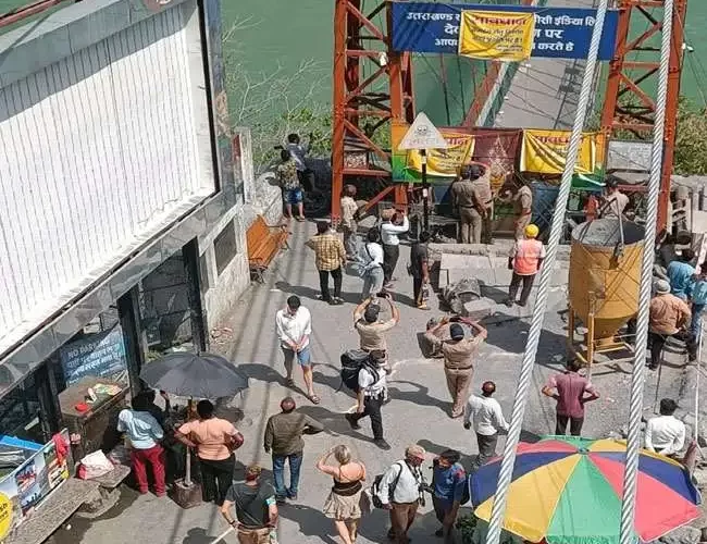 अचानक टूटी लक्ष्मण झूला पुल की सपोर्टिंग वायर, पुल का बिगड़ा संतुलन, आवाजाही पर रोक