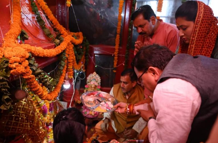सीएम धामी ने मां पूर्णागिरी मंदिर में दर्शन कर पूजा पाठ की एवं  प्रदेश वासियों की सुख-शांति एवं समृद्धि की कामना की