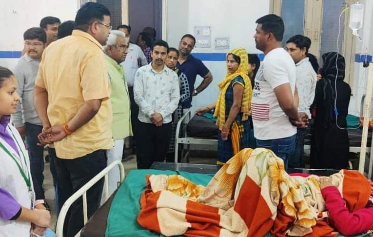 भाजपा प्रदेश अध्यक्ष मदन कौशिक ने कूटू का आटा खाने से बीमार हुए लोगों का हालचाल जाना